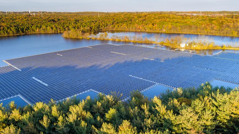 Australia po përdor panele diellore lundruese për më shumë sesa energji elektrike