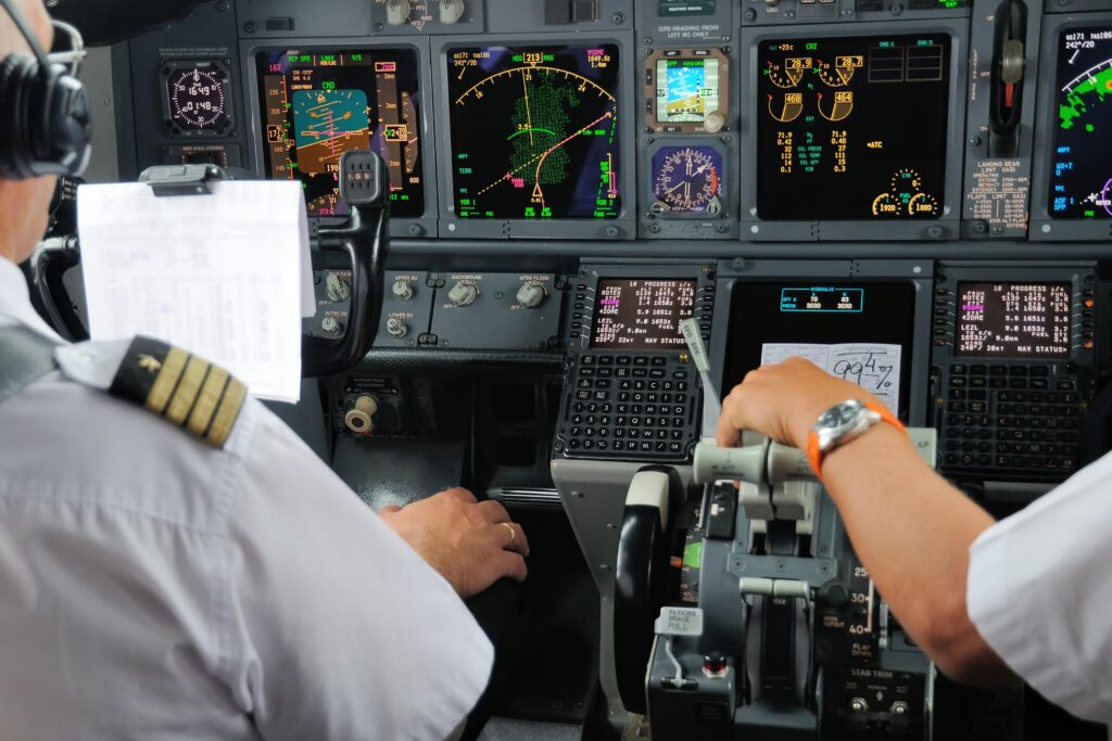 AINsight: Koha e fluturimit si pilot, ekuivalente me kompetencë? Pilots in cockpit