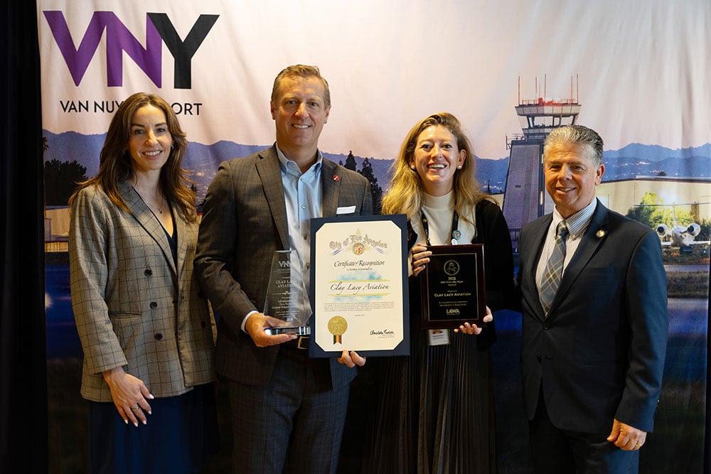 Clay Lacy Aviation fiton dy çmime Clay Lacy staff with awards