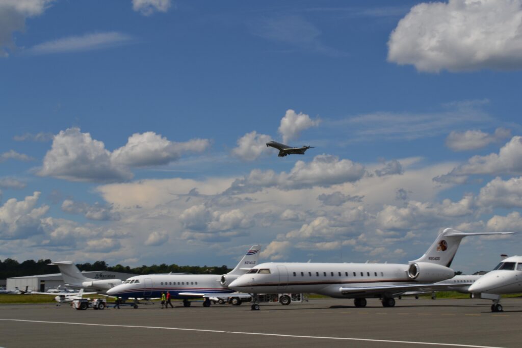Incident në një kantier ndërtoje ndërpret trafikun ajror në verilindje. Business aircraft at Teterboro Airport