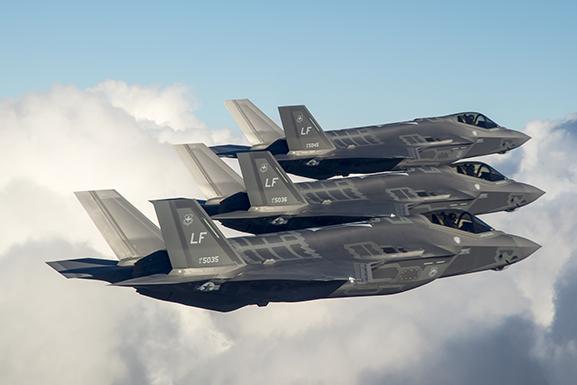 Miratimi i blerjes së avionëve F-35 ndërkohë që Arabia Saudite përballohet me sfidën e luftës kundër grupit Houthi. Formation of three F-35As against clouds