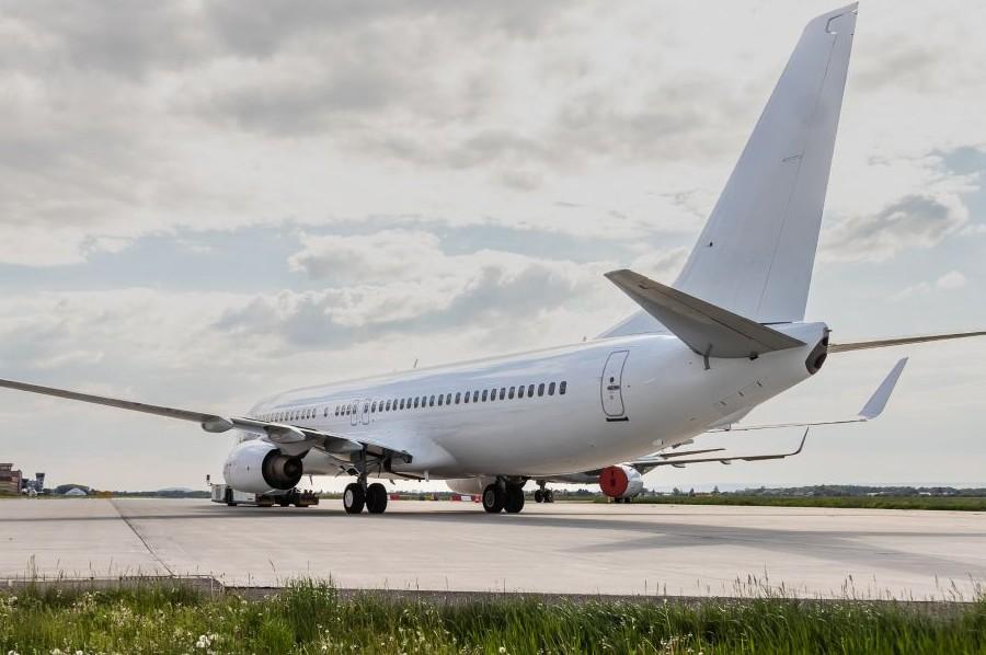 KlasJet merr aprovimin nga FAA për operacionet ACMI në SHBA Boeing 737 from the rear, on the ground