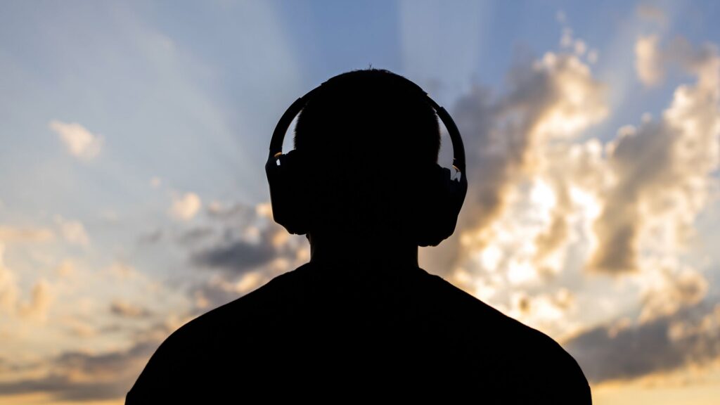 Kërkuesit arrijnë të transmetojnë audio nga kufjet përmes një muri, por pretendimi për 30 metra ka disa kushte.