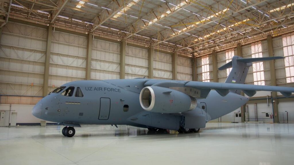 Uzbekistani merr në dorësi aeroplanin e parë Embraer C-390 Grey C-390 in hangar