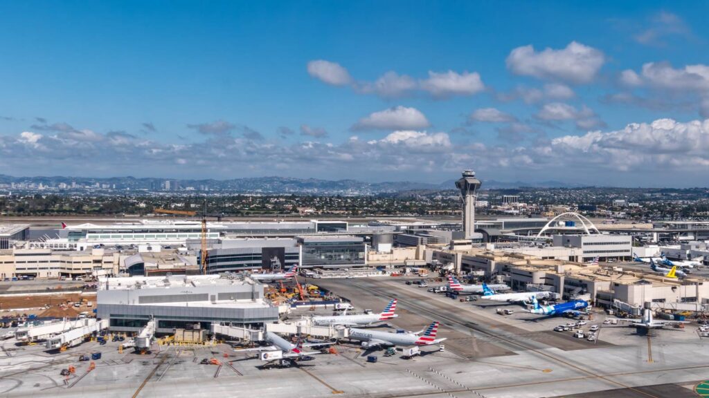 Shpërthime të mëdha elektrike ngjallin shqetësime për sistemin e transportit në aeroportin e Los Angeles 4+ Massive Electrical Blasts Spark New Concerns Over LAX People Mover