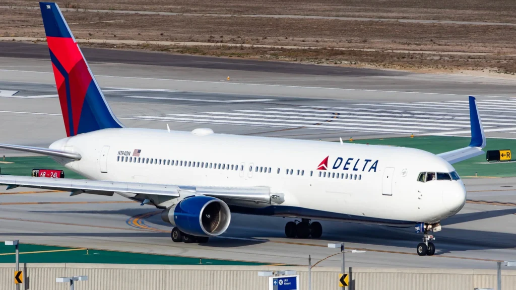 Actress Selma Blair Attacking Flight Attendants on Delta Flight 938, Arrested at New York JFK