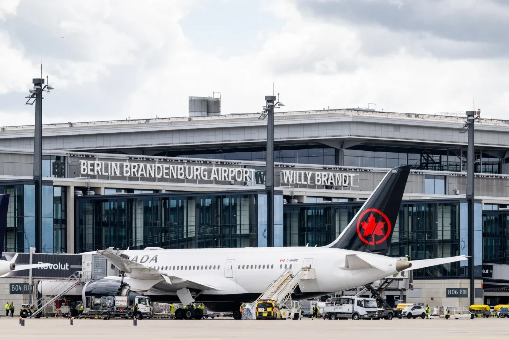 Air Canada ndryshon akomodimin e personelit për shkak të protestave masive në Francë Air Canada Adjusts Crew Hotels as 410,000 Protesters Take to French Street