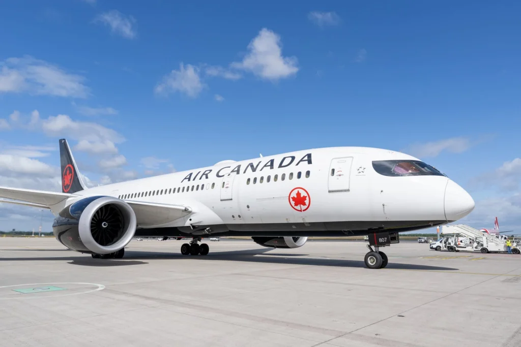 Air Canada rishikon rrjetin e fluturimeve në SHBA, duke hequr 5 linja dhe duke shtuar 3 të reja, me vërtetim për vitin 2027 Air Canada Overhauls U.S. Network for 2027 With 5 Route Cuts and 3 New Service