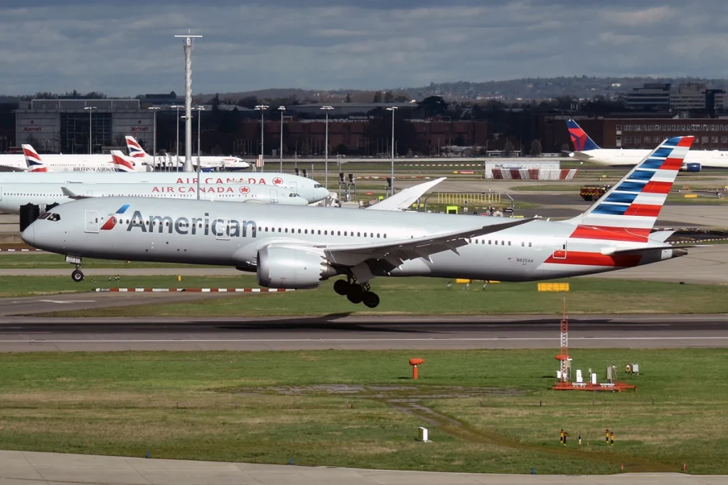 Shpenzimet për zëvendësimin e xhamave të 70 avionëve Boeing 787 të American Airlines arrijnë 5.000 dollarë për çdo xham American Airlines' 70 Boeing 787s Face Replacement Cost of $5,000 Per Window