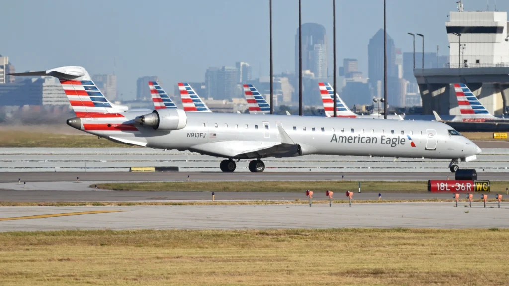 Fluturimi amerikan bën ulje emergjente pasi maskat e oksigjenit bien, pasagjerët evakuohen American Flight Makes Emergency Landing After Oxygen Masks Drop, Passengers Evacuated