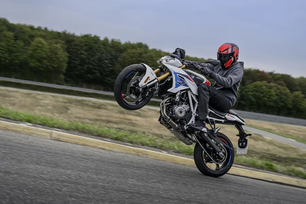 Motoçikleta e re BMW, e lehtë dhe e rehatshme, ideale për qendër