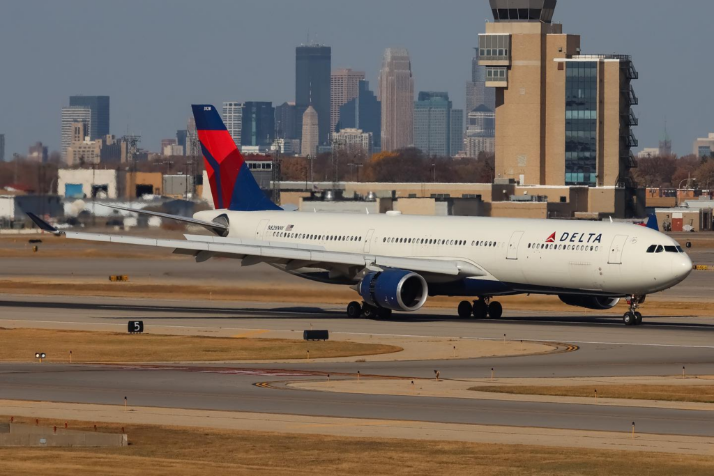 Fluturimi i Delta New York-Tel Aviv evakuohet për shkak të një kërcënimi me bombë Delta New York to Tel Aviv Flight Evacuated After B*mb Threat