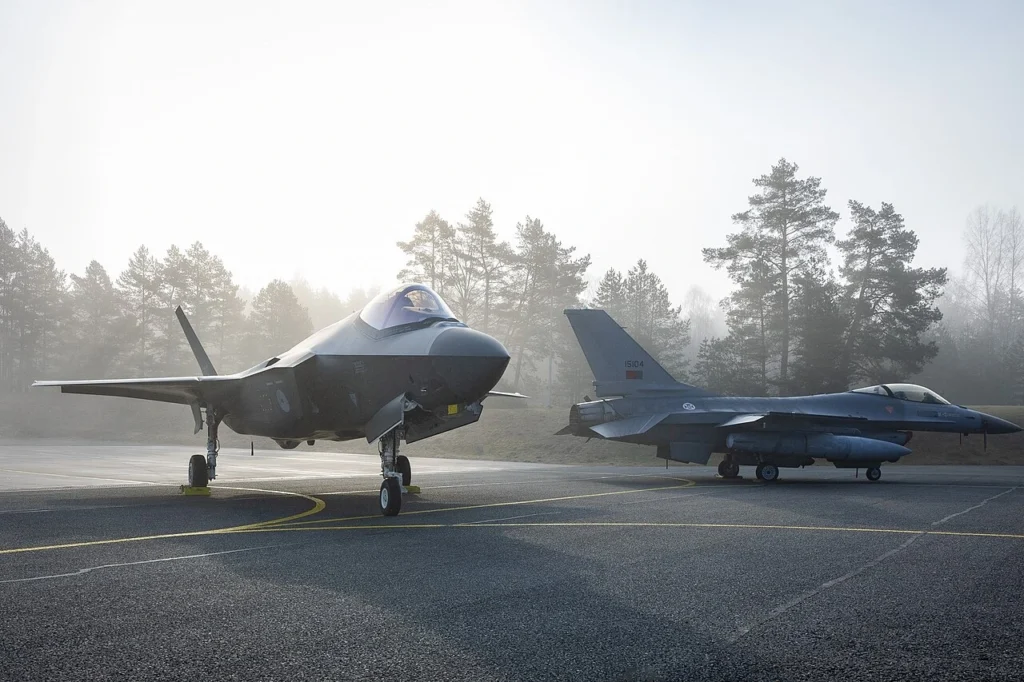 Planifikimet për aeroplanin luftarak F-35 të Holandës detyrojnë 6 kompani dhe 4 fermerë të zhvendosen Dutch F-35 Fighter Jet Plans Force 6 Businesses and 4 Farmers to Move