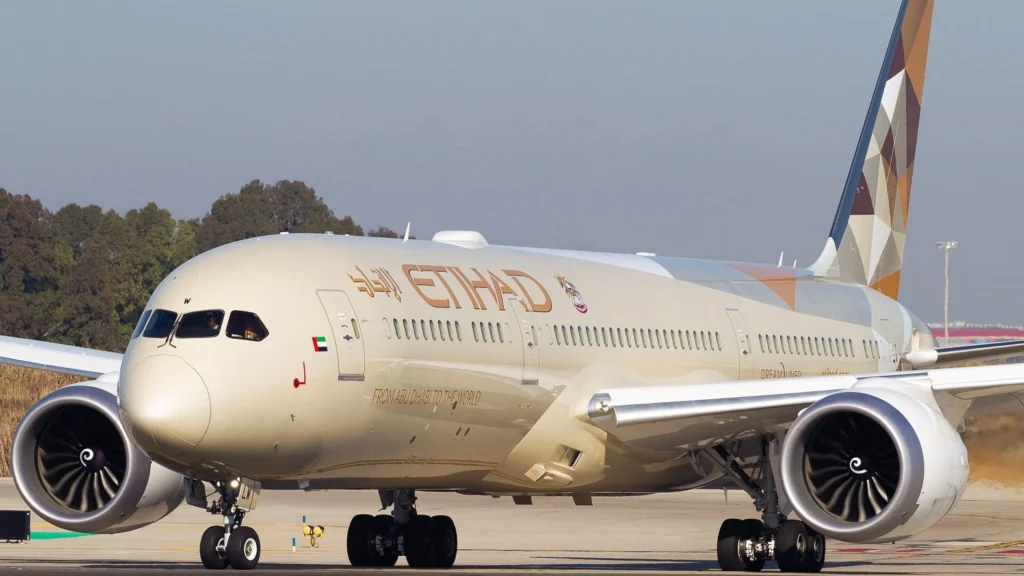 Piloti i avionit Etihad Boeing 787 kalon mbi pistën aktive në Boston, duke detyruar një avion Delta të ndryshojë kurs Etihad Boeing 787 Pilots Crosses Active Boston Runway, Forcing Delta Jet to Go Around