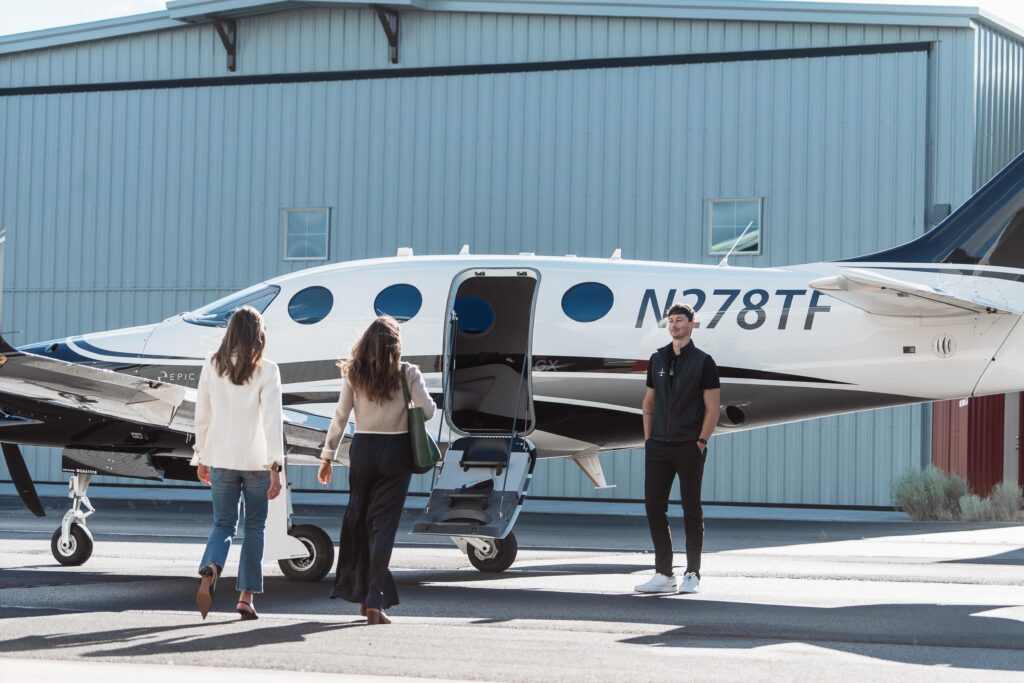People board en Epic jet
