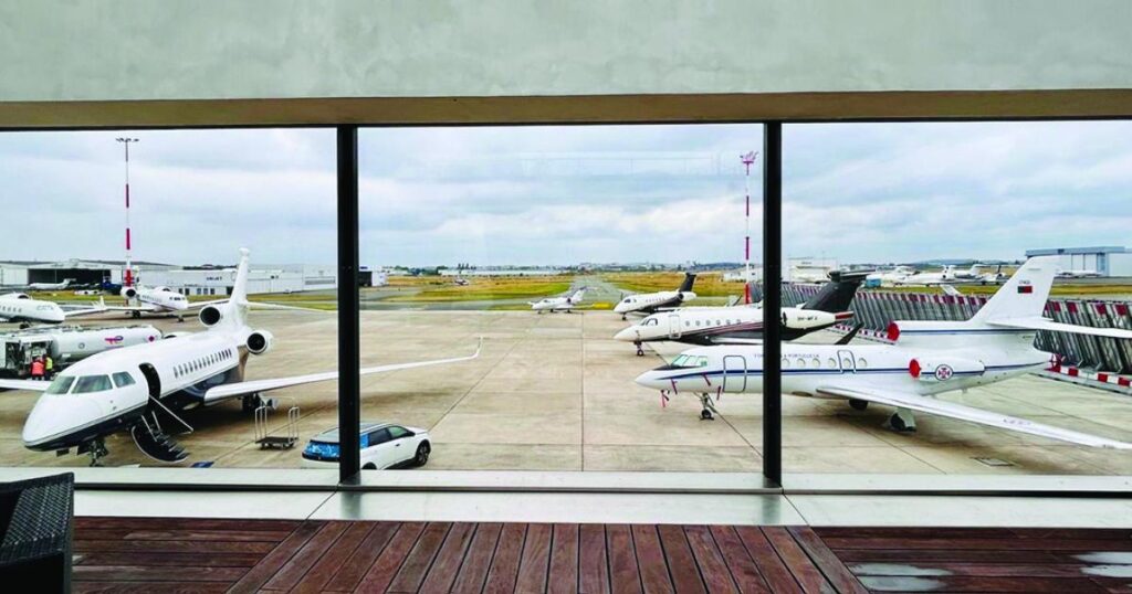 Taksat franceze për fluturime dëmtojnë operatorët e fluturimeve çarter në vend Paris Le Bourget Airport