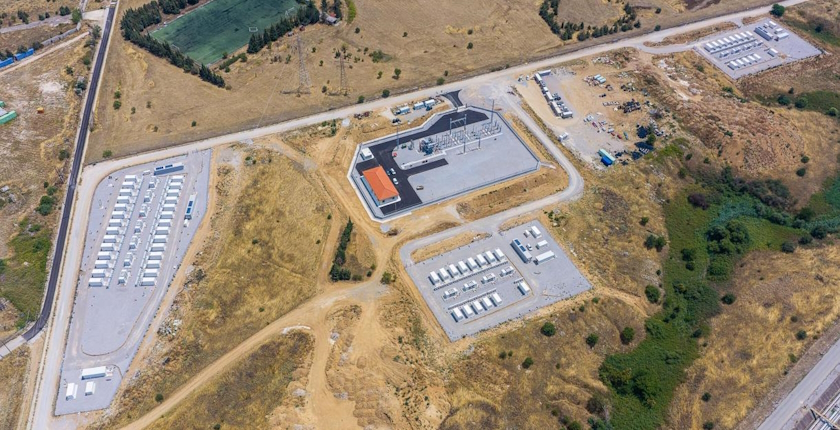 HELLENiQ Renewables instalon një nga sistemet më të mëdha të baterive në Evropën Juglindore