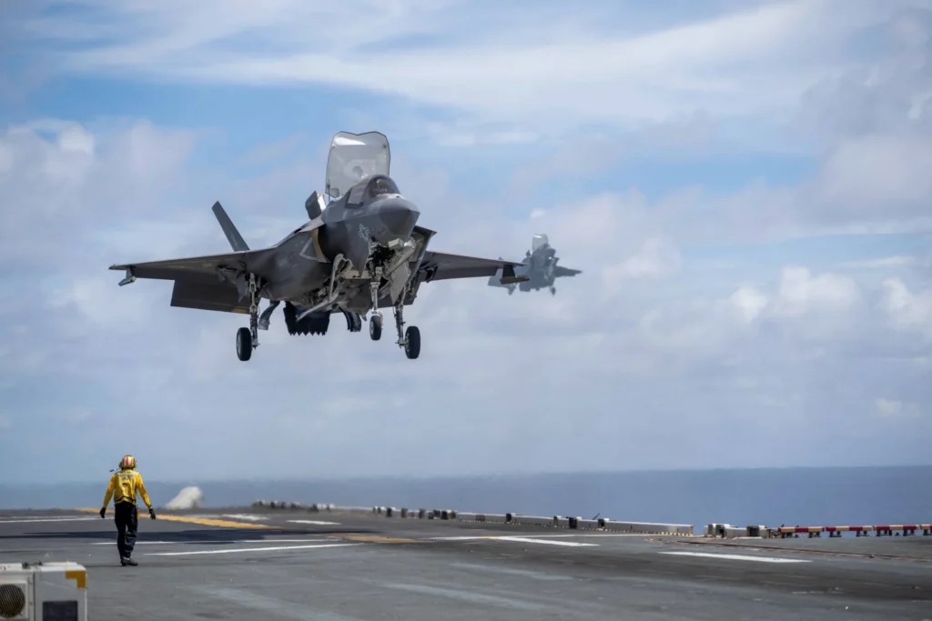 Avioni luftarak më i avancuar në botë realizon uljen e parë të kontrolluar në anijen ajrore të klasës “Ford” Most Advanced Fighter Jets in the World Makes First Arrested Landing on Ford-Class Aircraft Carrier
