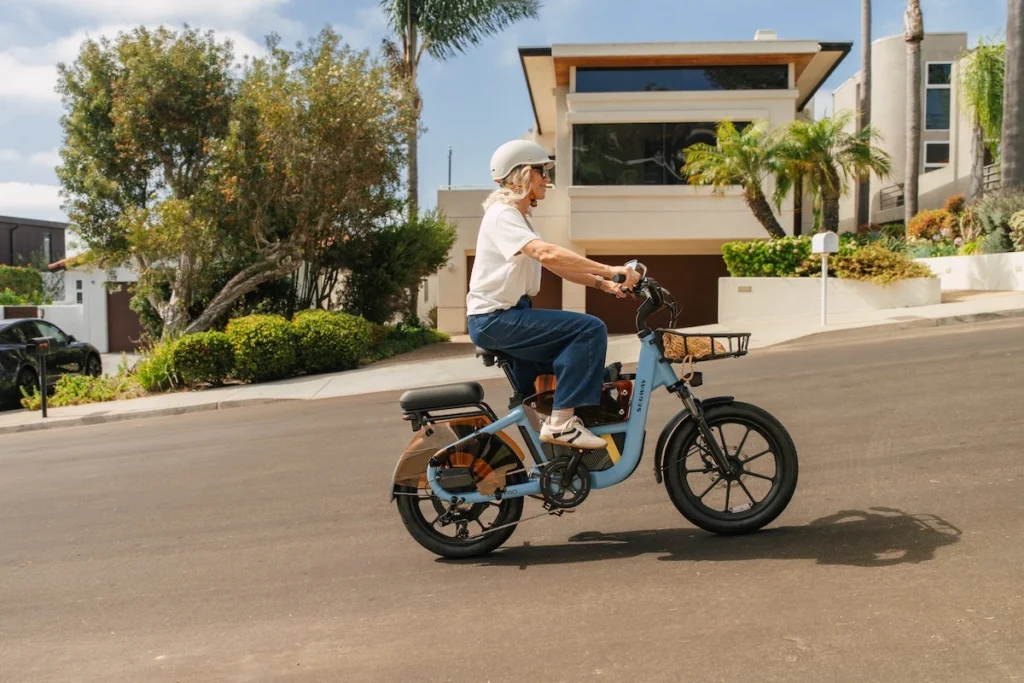 Segway prezanton një mjet transporti që sjell teknologji automobilistike në botën e biçikletave elektrike