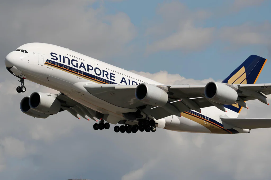 Linjat Ajrore “Singapore Airlines” urdhërohen të paguajnë 50.000 rupi pas ankesës së një familje për ushqimin në avion Singapore Airlines Ordered to Pay ₹50,000 After Family’s In-Flight Food Complaint