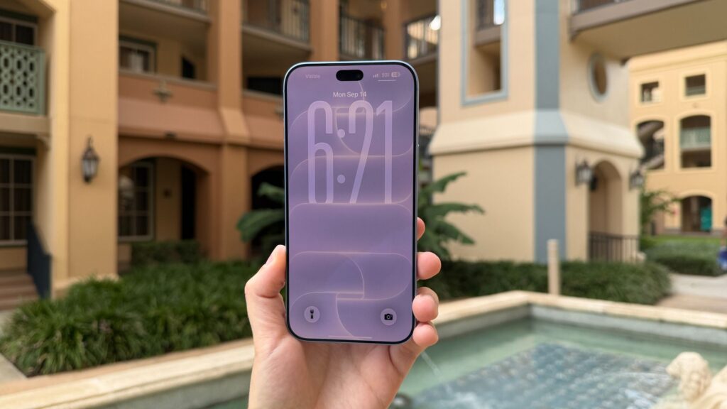 Dërgesat e smartphone-ave në nivelin më të ulët të viteve të fundit, një situatë e përshpejtuar nga kriza e komponentëve, por edhe nga tendenca e konsumatorëve që mbajnë pajisjet më gjatë