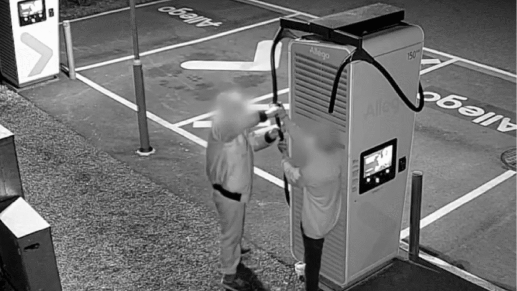 Vjedhja e kabllove për automjetet elektrike është një biznes fitimprurës. Kjo kompani synon ta bëjë këtë veprim aq të mundimshëm, saqë të mos ia vlejë barra qiranë. Stealing EV cables is big business. This company wants to make it too much effort to bother