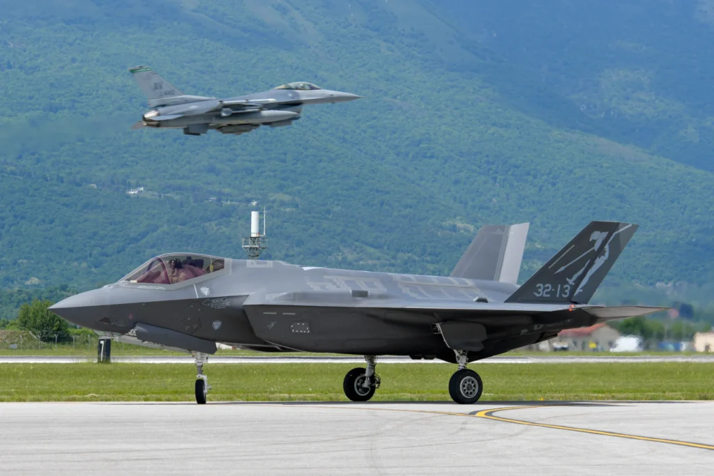 Kriza për avionët F-35A në Zvicër përforcohet: Qeveria paralajmëron se plani për 36 avionë mund të ulet në vetëm 30 Switzerland's F-35A Crisis Deepens: Govt Warns 36-Jet Plan Could Shrink to Just 30 Fighter