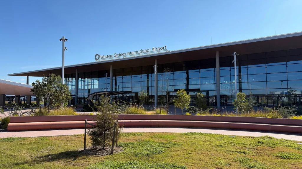 Aeroporti i ri i Sidnejt, me një investim prej 4 miliardë dollarë, përballohet me sfida në fillim, për shkak të numrit të ulët të linjave ajrore Sydney’s New $4 Billion Airport Faces a Rocky Start With Few Airline