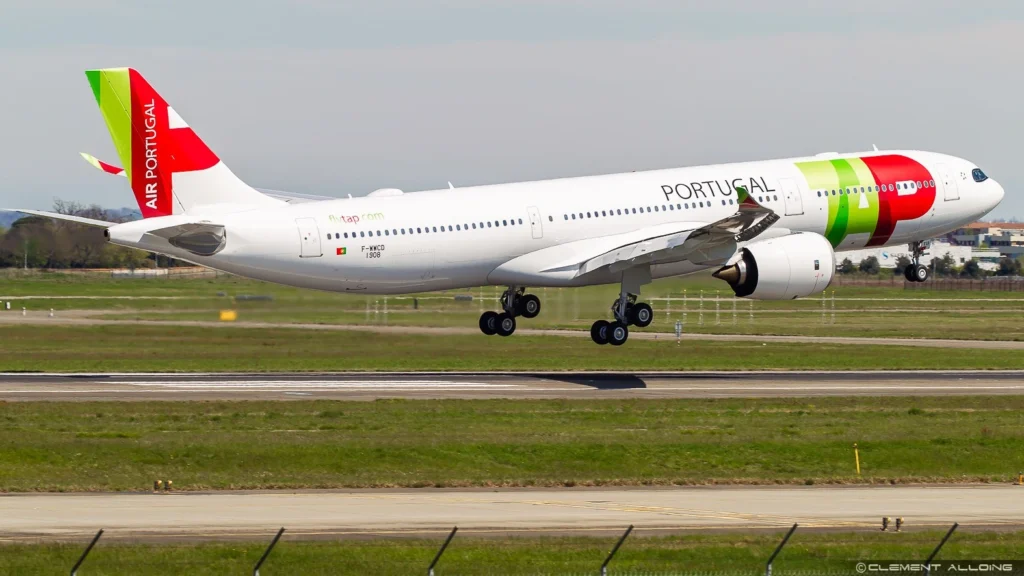 Pilotët e avionit A330 të TAP Air Portugal bëjnë dy kthesa të gabuar pas ngritjes nga Los Angeles TAP Air Portugal A330 Pilots Makes Two Wrong Turns After Takeoff from Los Angele