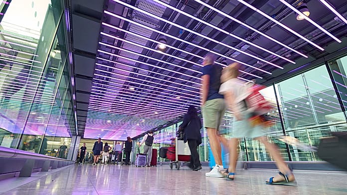 Portat elektronike në aeroportet britanike do të lejuajnë kalimin pa pasaportë dhe pa kontakt deri në fillim të vitit 2027