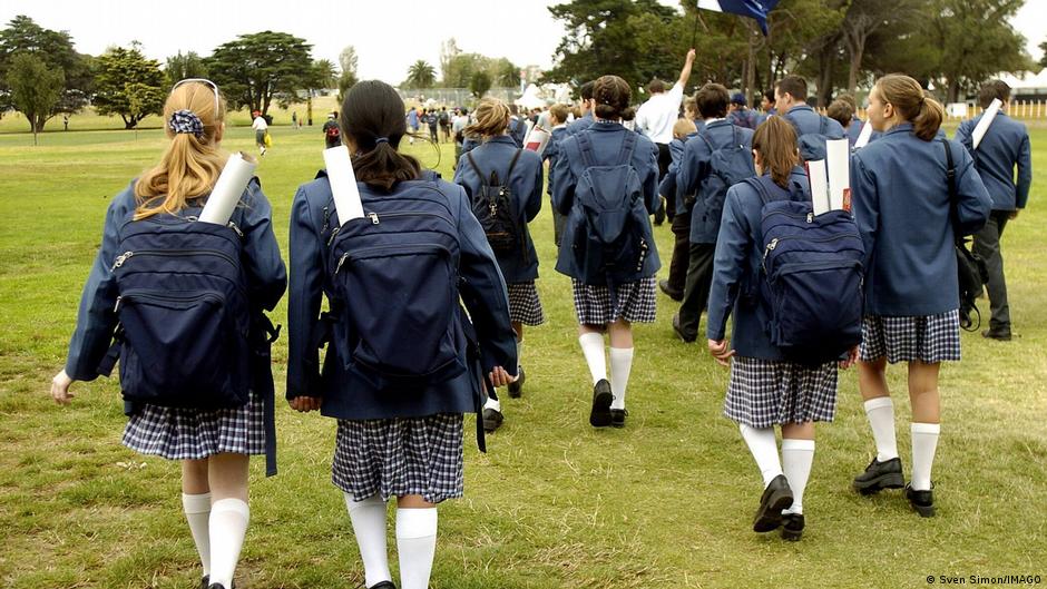 Studentët britanikë kërkojnë ndalimin e përdorimit të uniformave shkollore në materiale pornografike