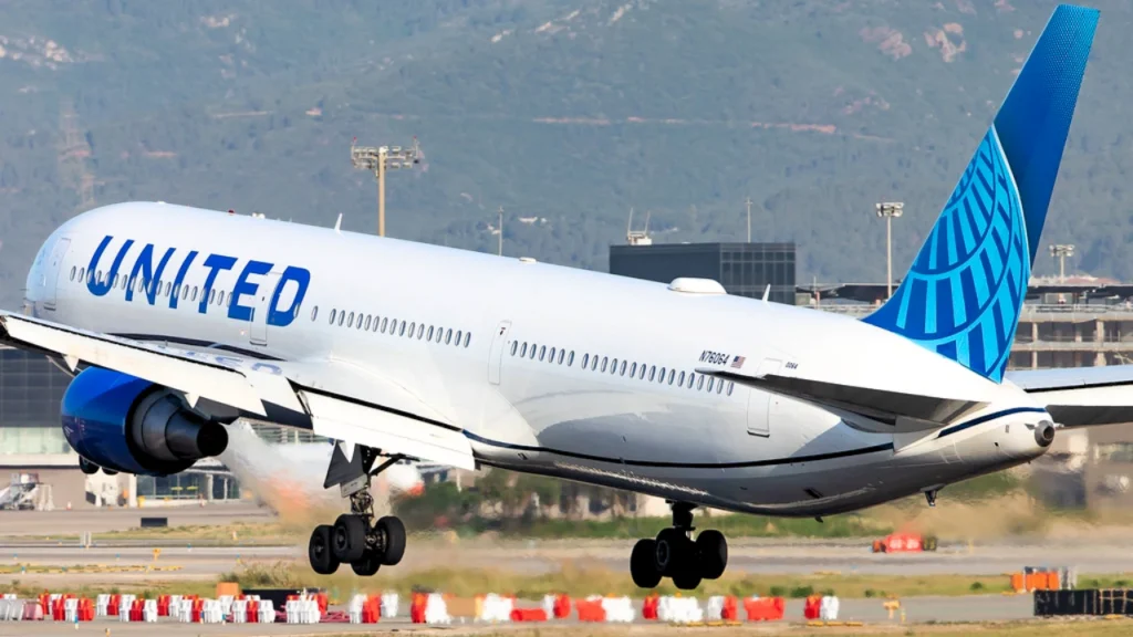 Fluturimi i United Airlines nga Londra për në New York detyrohet të ulët emergjentisht United Airlines London to New York Flight with 767 Makes Emergency Landing