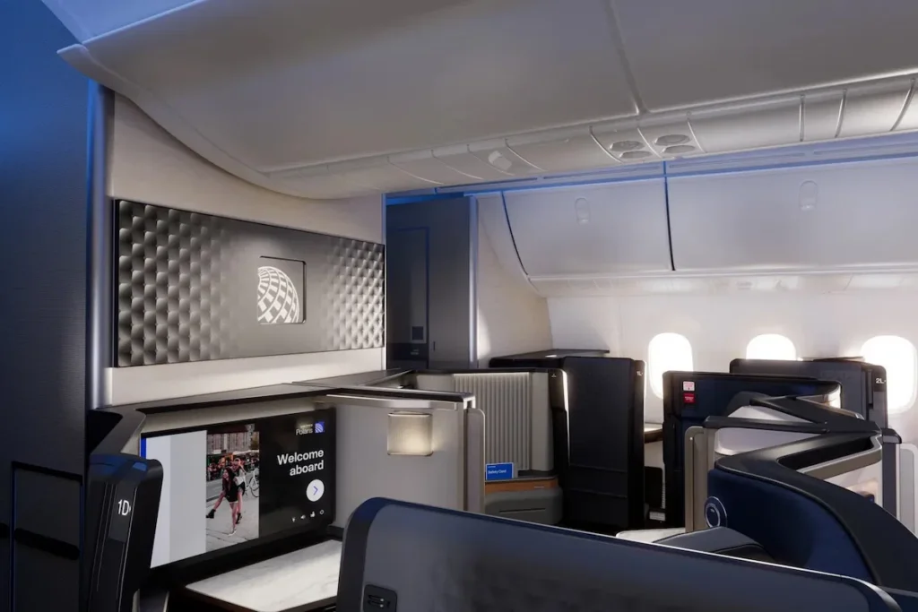 Pasagjer i United Airlines Polaris revoltohet pasi stafi i ka spostuar çantat e pasagjerëve të klasës ekonomike United Airlines Polaris Passenger Outraged After Crew Moves Backpack for Economy Carry-On