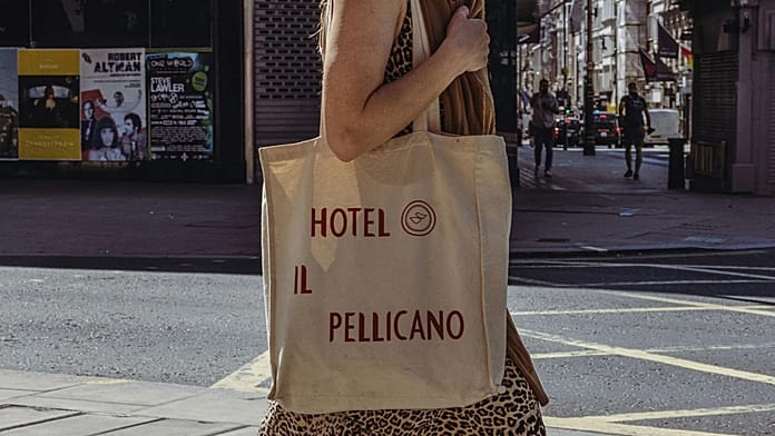 Çfarë është “pilgra-merch”? Moda e udhëtimeve që shndërron suveniret në frymëzim për udhëtime
